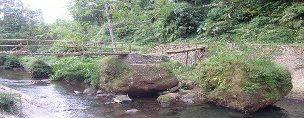 Bambusbrücke, die sich auf großen Felsbrocken abstützt