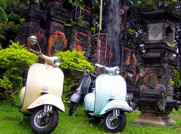 Vespa in front of Bhuana Kherta