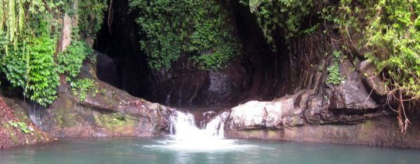 Wasserzufluss aus einer Felsspalte zum neu entdeckten Badeteich im Fluss