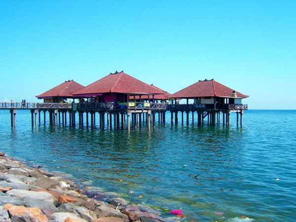 small cafes at the harbour