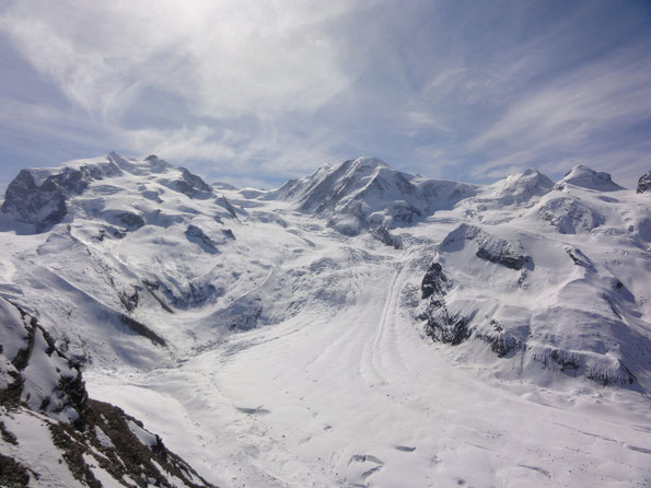 Los Glaciares del Gornergrat, en medio el Lyskamm, foto tomada en Suiza en April 2011.
