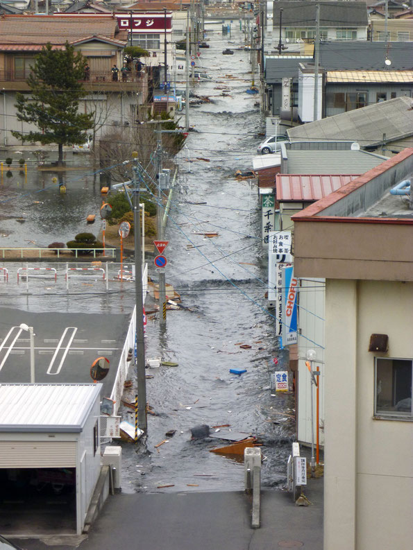 病院に押し寄せる津波