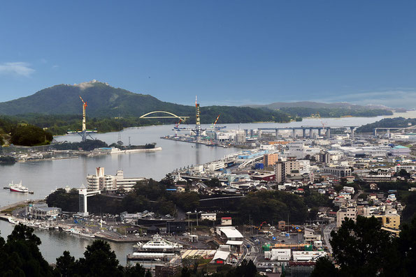 復興が進む気仙沼港と市街地（2019年10月）