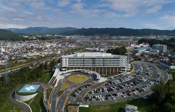 高台に建つ気仙沼市立病院の全景