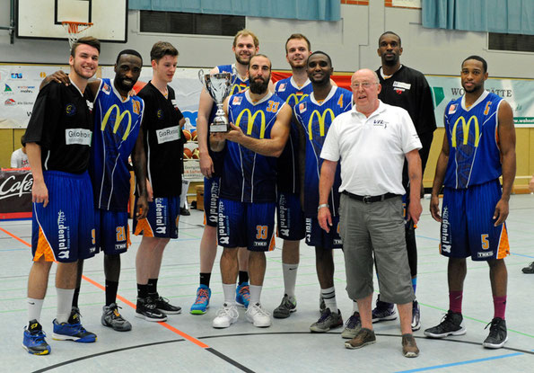 Die Itzehoe Eagles feiern den ersten Pokalsieg ihrer jungen Vereinsgeschichte. Foto: Borchers 