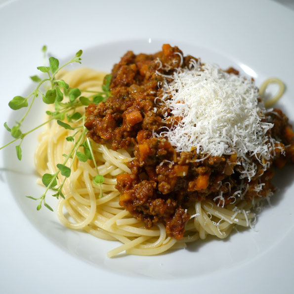 Spaghetti Bolognese mit viel frischem Majoran - warmekueche.at