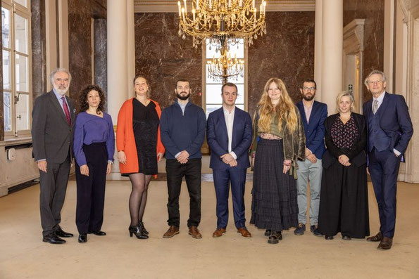 Les nouveux membres du Collegium, de gauche à droite, Judith Adler de Oliveira, Bérengère Piret, Tarik Roukny, Gilles Louppe, Hannah De Corte et Corentin Caudron, entourés de Didier Viviers, de Mireille Al Houayek et de François de Callataÿ.