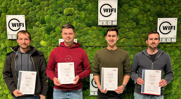 Vier Männer mit Lehrabschlusszeugnis im Beruf Elektrotechnik nachgeholt