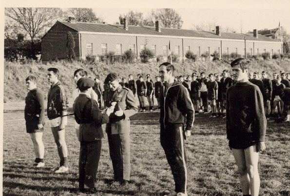 Preisverleihung Sportfest Lt. Col. Detrembleur an Hauptmann Paquay.