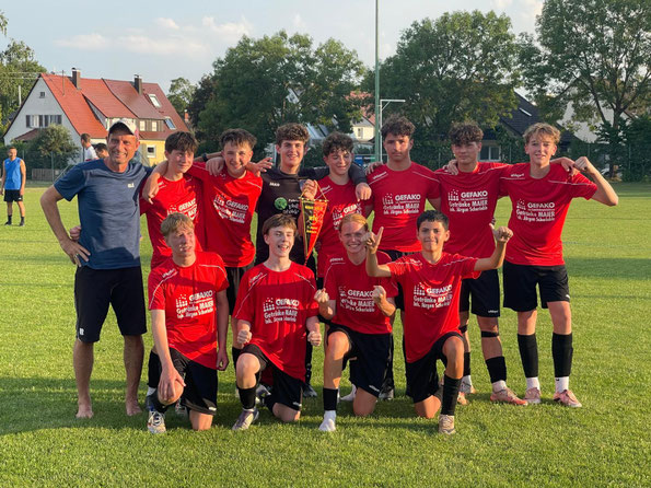 Erfolgreiche C-Junioren feiern mit ihrem Trainer Roland Regenbogen den Gewinn der Meisterschaft - Glückwunsch!