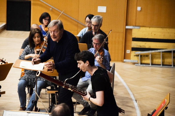 Vor der Abreise wurde noch im Orchesterhaus geprobt. Howard Griffiths, Theo Plath und das Mozarteumorchester Salzburg.