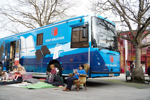 Am kommenden Freitag ist es wieder soweit: Der Bücherbus der Stadt:Bibliothek ist zu Gast im Orchesterhaus. Foto: Vivien Reichelt.