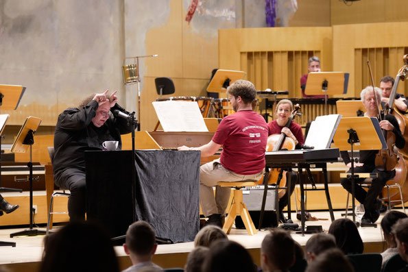 Sprecher Georg Blüml, der nicht nur der Schildkröte Tranquilla Trampeltreu eine Stimme geben wird, und Dirigent Tobias Meichsner mit dem Mozarteumorchester Salzburg. Foto: Vivien Reichelt.