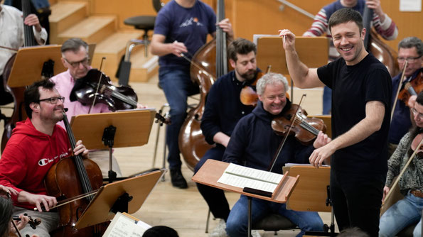 Der „Roberto-Effekt“: glücklicher Dirigent, glückliche Musiker! Foto: Vivien Reichelt.