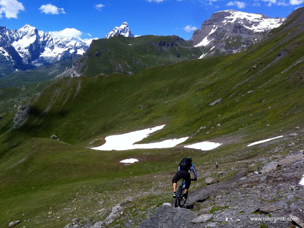 ..........poi migliora, ma si scenderà spesso dalla bici