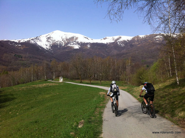 Inizio rilassante complice anche un bellissimo panorama sovrastato dal Monte Soglio