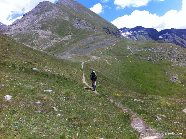 il single track, inizialmente pedalabile, che sovrasta il vallone di CHAMOIS