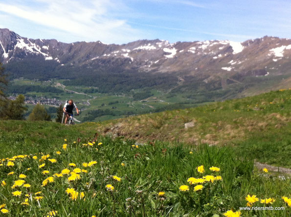 il panorama spazia sull'alta Val D'Ayas...