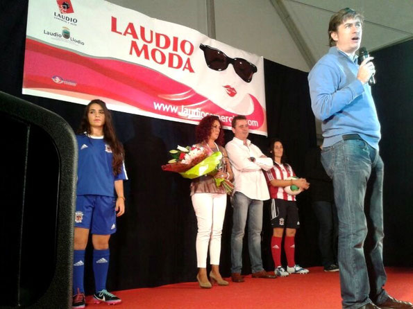 Homenaje al Club Deportivo Laudio durante el Laudio Moda del pasado sábado. Foto: Claudio Pérez.