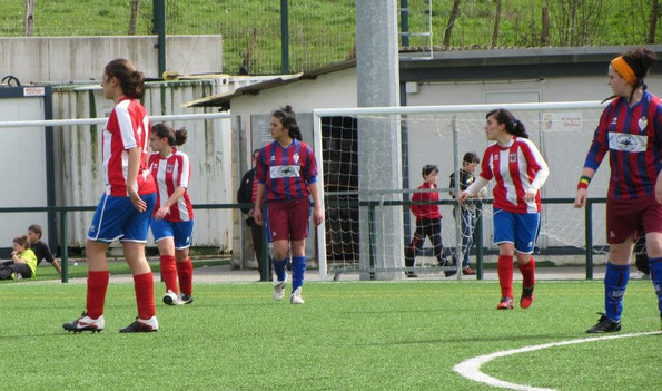 Las chicas del Regional golearon al Nanclares por 8-1. Foto: Jesus Orueta.