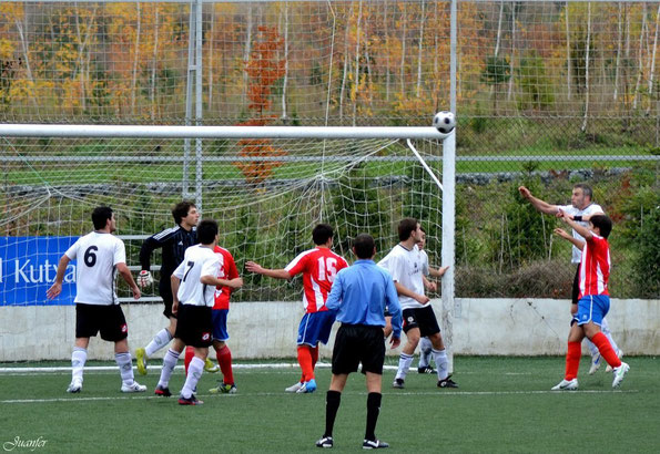 San Ignacio y Laudio B, en una imagen correspondiente al partido disputado en Adurtzabal la temporada pasada. Foto: Juanfer.