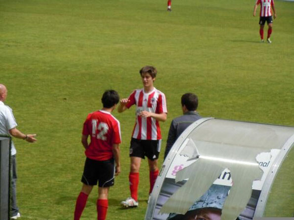 Los juveniles Aser Hernáez y Mikel Manzanares debutaron el sábado con el primer equipo ante el Barakaldo.