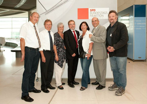 Hartmut Zülch zusammen mit den MdBs Ulrich Meßmer und Dr. Edgar Franke und weiteren Gästen der Konferenz