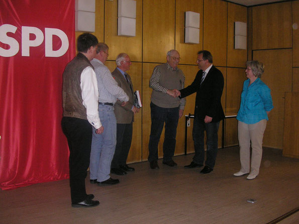 Ehrung und Gratulation: Michael Rostek (stv. Vorsitzender), Rolf Schleicher (Ehrung 25 Jahre), Heinz Wiegand (Ehrung 40 Jahre), Hans Schmidt (Landesehrenbrief), Winfried Becker (1. Kreisbeigeordneter), Birgit Sandner (Vorsitzende) (v.l.n.r.)