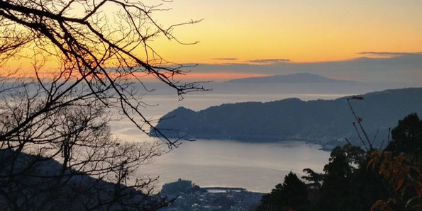 網代湾と伊豆大島