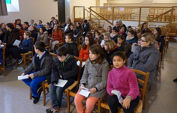 Les enfants en préparation à la communion, très attentifs pendant la célébration