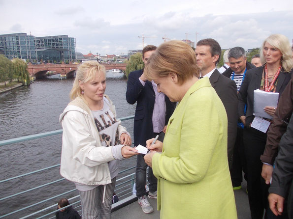 Auf dem Foto:Anna Rofka und Angela Merkel