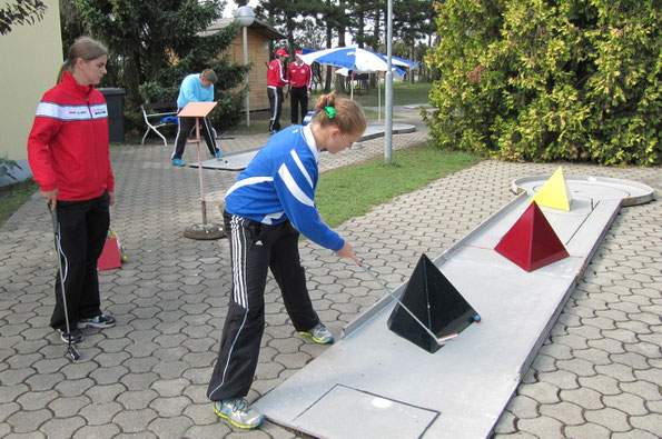 Junioren-Team-Europameisterin MartinaDanner (blau) vs. Weltmeisterin Evelyn Haberl