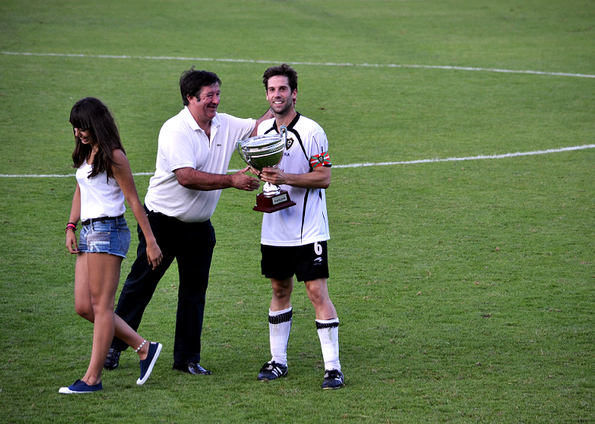 El capitán del Gernika, Lander Torrealdai, recoge el trofeo de campeón.
