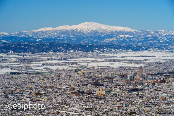 山形盆地と月山