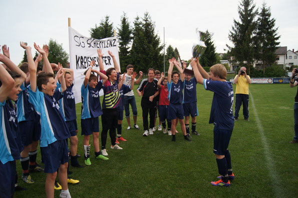 Käpt'n Kim Kühner bejubelt mit der Mannschaft den Titelgewinn!