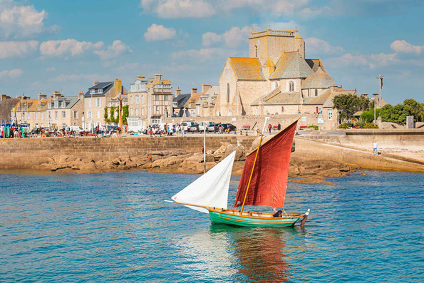 Ein Schiff läuft in den Hafen von Barfleur ein