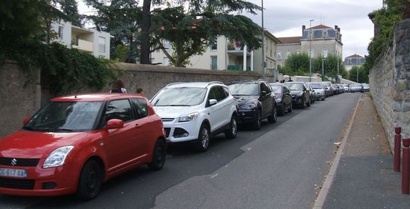 Route du Coin, c'est la rentrée des classes, et des autos en file indienne...