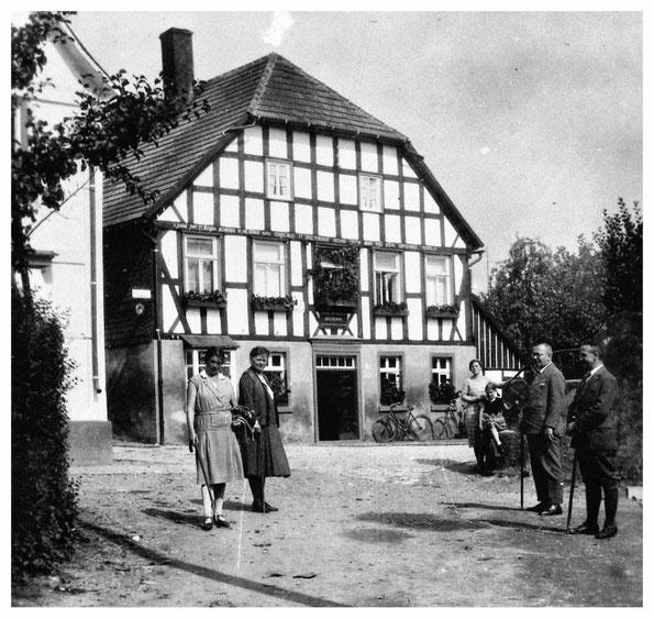 Am 4.4.1831 wurde der Jurist u. Schriftsteller Joseph Pape in diesem Haus in Eslohe geboren.