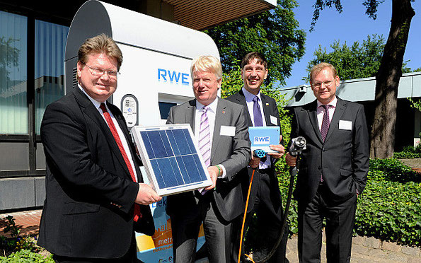Photovoltaikanlage mit Speicher- und Ladesystem in Betrieb