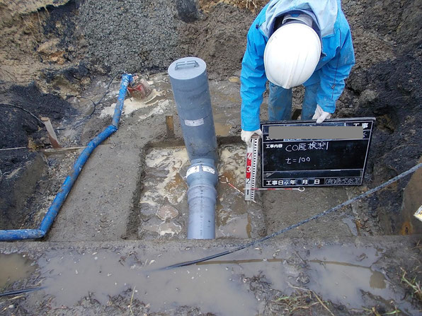 燕市で下水道への接続工事や排水配管工事を行う作業風景