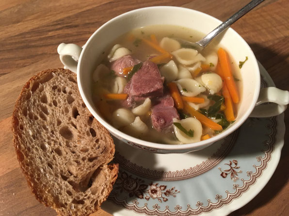 Rinderknochensuppe
