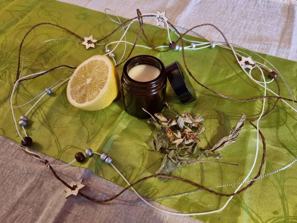 Kräuterworkshop Kräuterevent Naturkosmetik Kräuterkosmetik Grüne Kosmetik - Bottrop - Ruhrgebiet - NRW mit Wildkräuterexpertin Nicole - HappyHeppert - Hiking, Herbs & Happy Moments