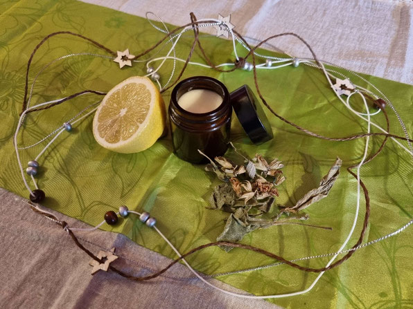 Kräuterworkshop DIY Workshop Kräuterevent Naturevent Naturkosmetik Kräuterkosmetik DIY Kosmetik Kosmetik selbst gemacht Naturkosmetik Workshop - Bottrop - Ruhrgebiet - NRW mit Wildkräuterexpertin Nicole - HappyHeppert - Hiking, Herbs & Happy Moments