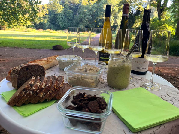 Kräuterwanderung Kräutertour Kräuterspaziergang Kräuter Spezial Kräuter Special - Wein meets Kräuter - Kräuter & Wein - Bottrop - Ruhrgebiet - NRW mit Kräuterpädagogin Nicole von HappyHeppert - Hiking, Herbs & Happy Moments