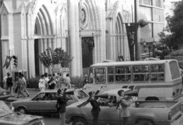Jóvenes de la TFP venezolana denuncian los peligros del Comunismo en el centro de Caracas (1984).