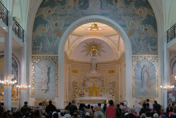 Capilla de la Casa madre de las Hijas de la Caridad, en la Rue du Bac, Paris, donde fué revelada por la Virgen a Santa Catarina Labouré la Medalla de Nuestra Señora de las Gracias, conocida también como Medalla Milagrosa.
