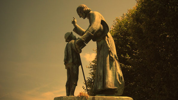 Estatua a San Juan María Vianney, el santo cura de Ars