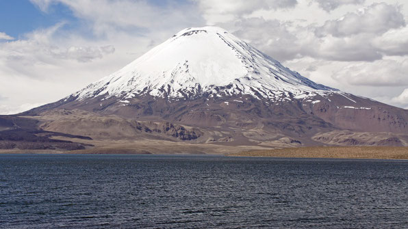 Schneebedeckter Sechstausender mit Lago Chungara