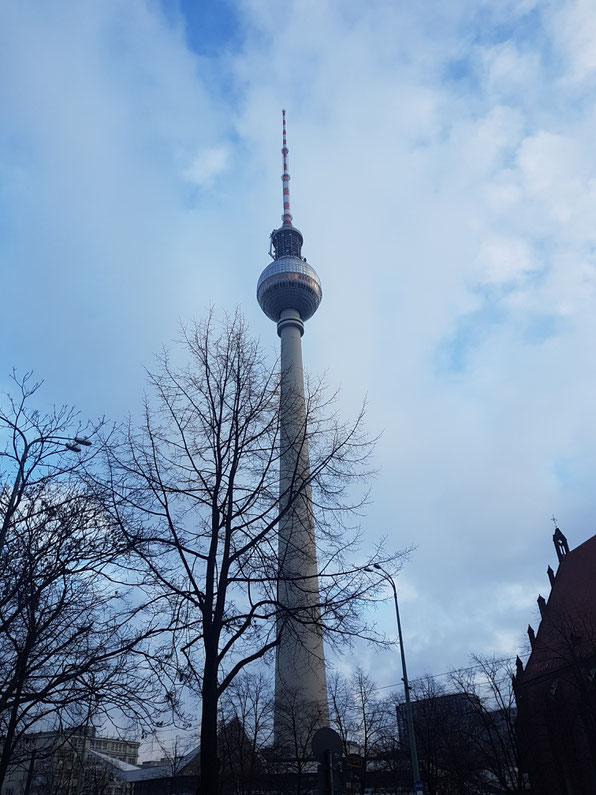 Berliner Fernsehturm im Winter von Mama-Bloggerin Jana Patschehand fotografiert.