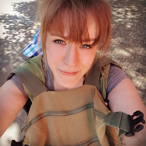 Mama trägt Kleinkind in Tragehilfe "Bondolino" von "Hoppediz" auf dem Rücken. Testbericht auf Patschehand.de.